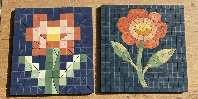 Mosaikbilder aus Ceraton Steinen, geometrisches Muster und florales Motiv auf Holzfläche