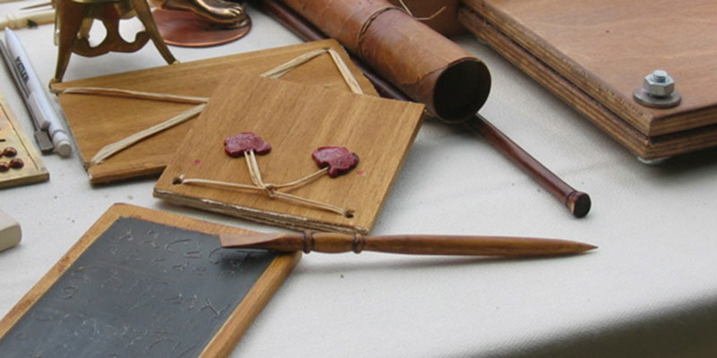 Römische Wachstafeln und Schreibmaterial auf einem reenactment Tisch | Der Römer Shop