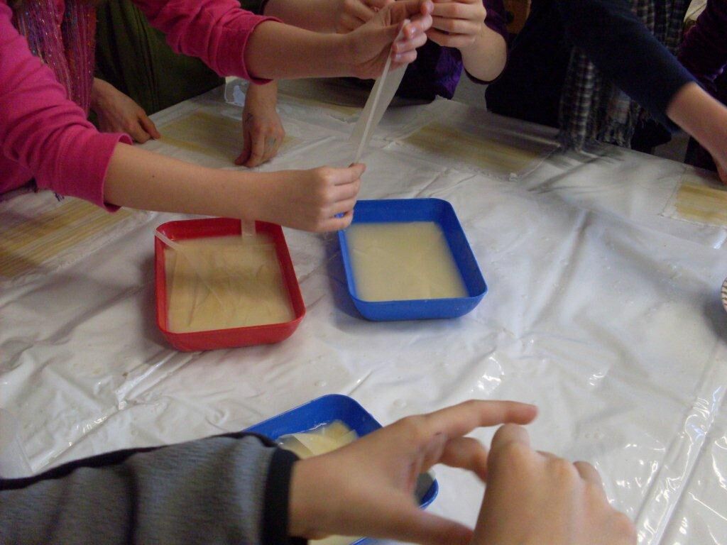 Papyrus Herstellung mit Schülern