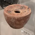 Tintero con máscaras de teatro romano