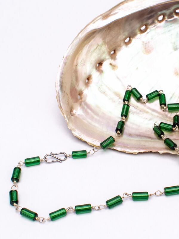 Cadena de eslabones romanos con piedras verdes y perlas