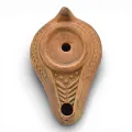 Öllampe mit Rankenbordüre, Scheibenlampe