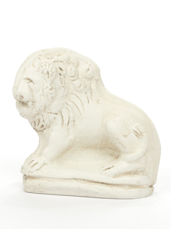 estatua de león, réplica de una escultura romana