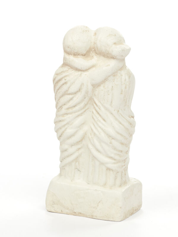 Estatuilla pareja amándose romana