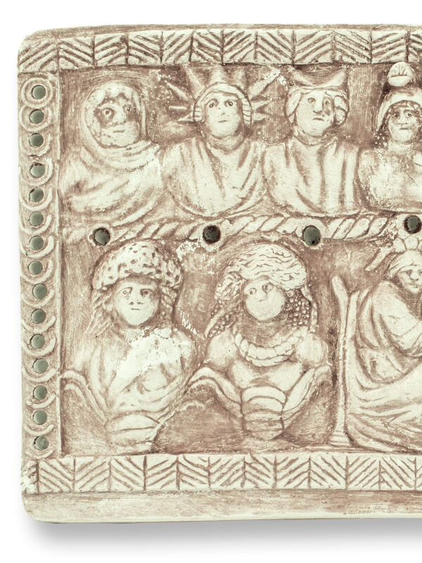 Calendario lunar en relieve con dioses, antigua decoración mural romana