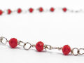Cadena de eslabones romanos con piedras rojas y perlas