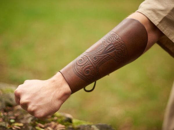 Manguito de brazo en relieve - Thorshammer marrón - Vikingo