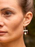 Ohrringe Popea, Perlen und rote Steine, römische