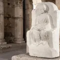 Relief Epona IV assise sur la chaise, divinité des chevaux, décoration murale antique romaine