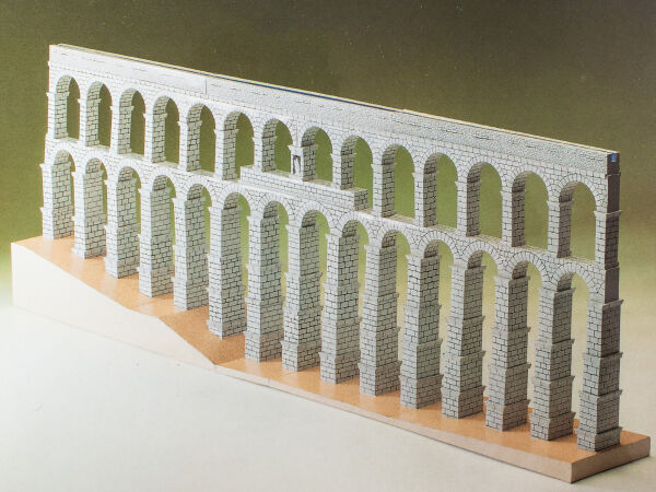 Modelo de cartón haciendo acueducto romano, edificios antiguos