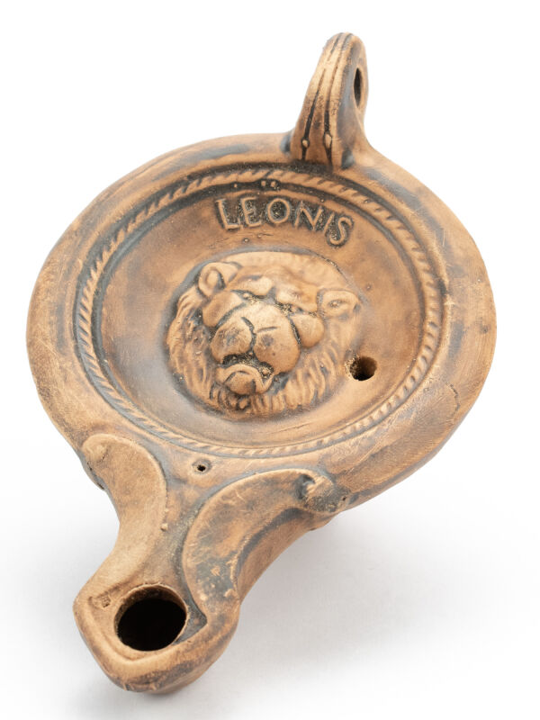 El león de la lámpara de aceite - una réplica antigua
