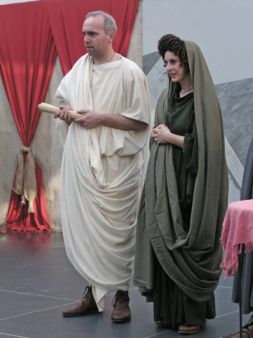 Roemische Toga und Stola - Kleidung der Roemer - Symbol fuer Status und Gemeinschaft